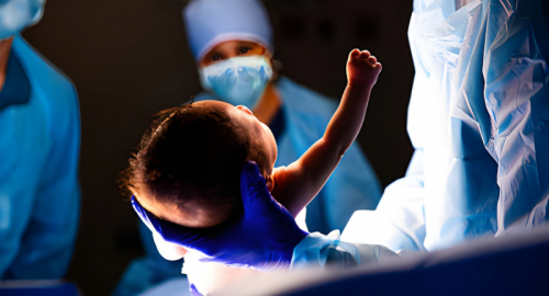 Torino: un intervento neurochirurgico d'eccellenza salva mamma e neonato da tumore cerebrale in gravidanza